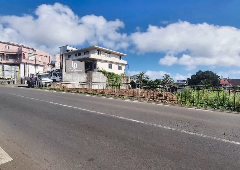 Commercial and residential plot for sale on the main road of Castel-Eau Coulee 1