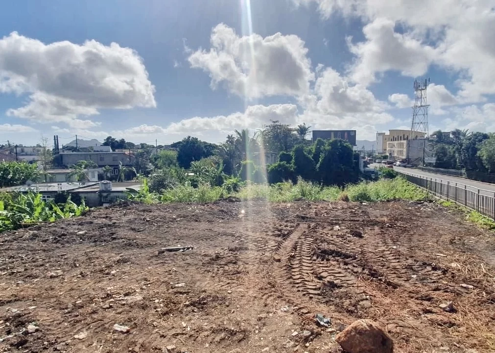 Commercial and residential plot for sale on the main road of Castel-Eau Coulee 2