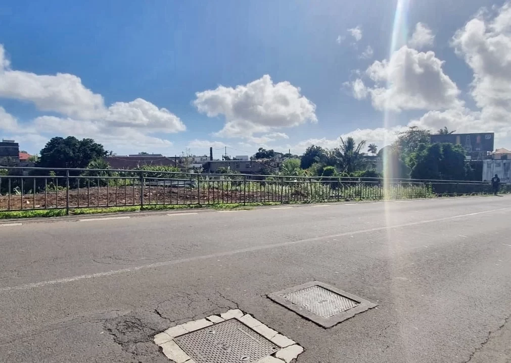 Commercial and residential plot for sale on the main road of Castel-Eau Coulee 3