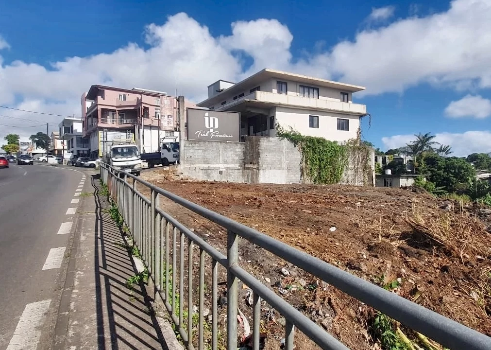 Commercial and residential plot for sale on the main road of Castel-Eau Coulee 4