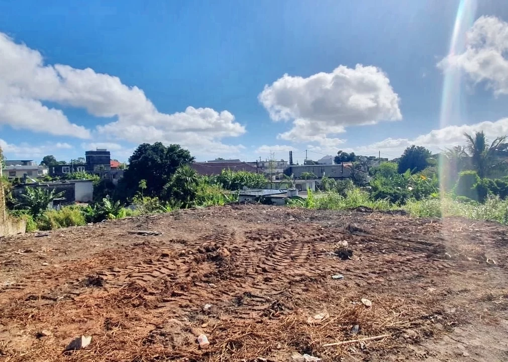 Commercial and residential plot for sale on the main road of Castel-Eau Coulee 7