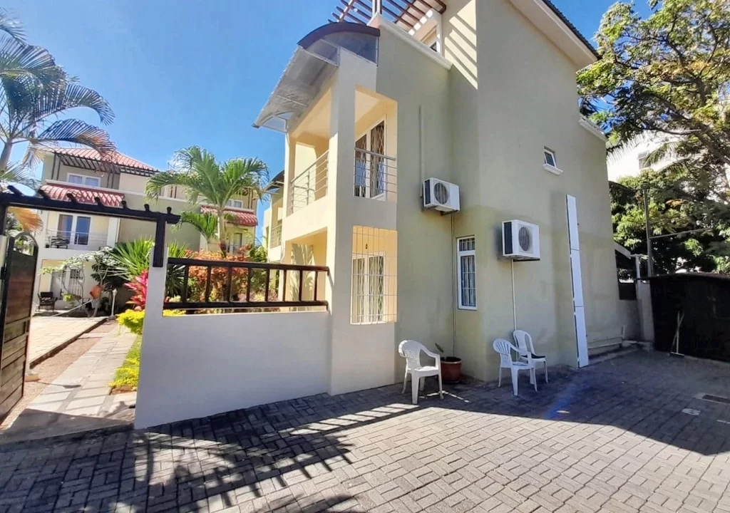3 bedroom furnished villa for rent in Flic en flac 9