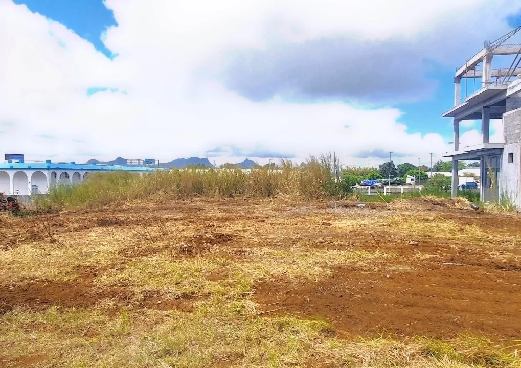 Prime residential land for sale in Sodnac, Quatre bornes 11