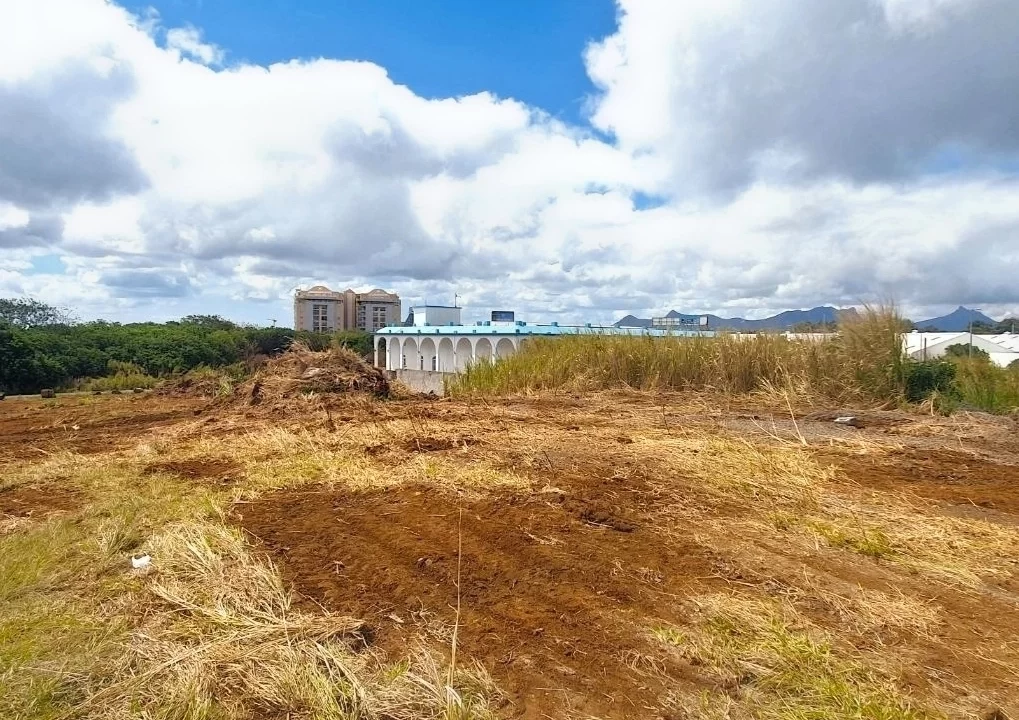 Prime residential land for sale in Sodnac, Quatre bornes 4