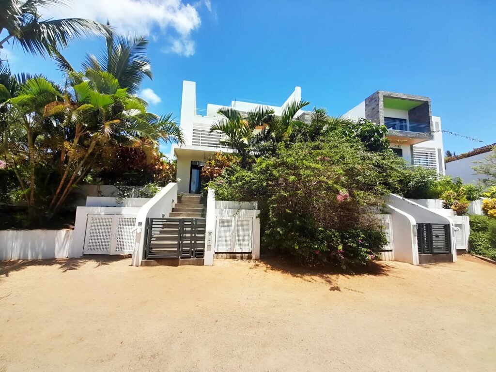 Prestigious Beachfront  Apartment for Sale in Azuri, Roche Noires !