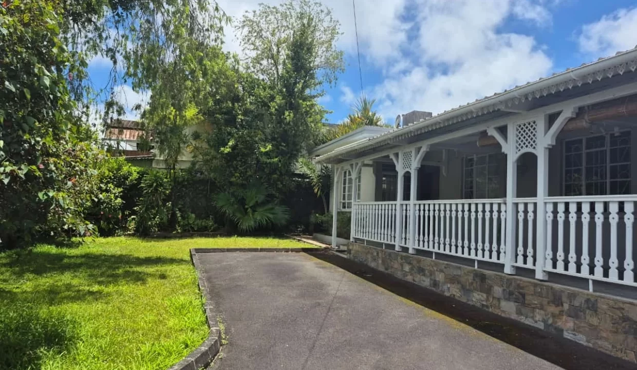 Charming Individual House for Sale in the Heart of Curepipe 1