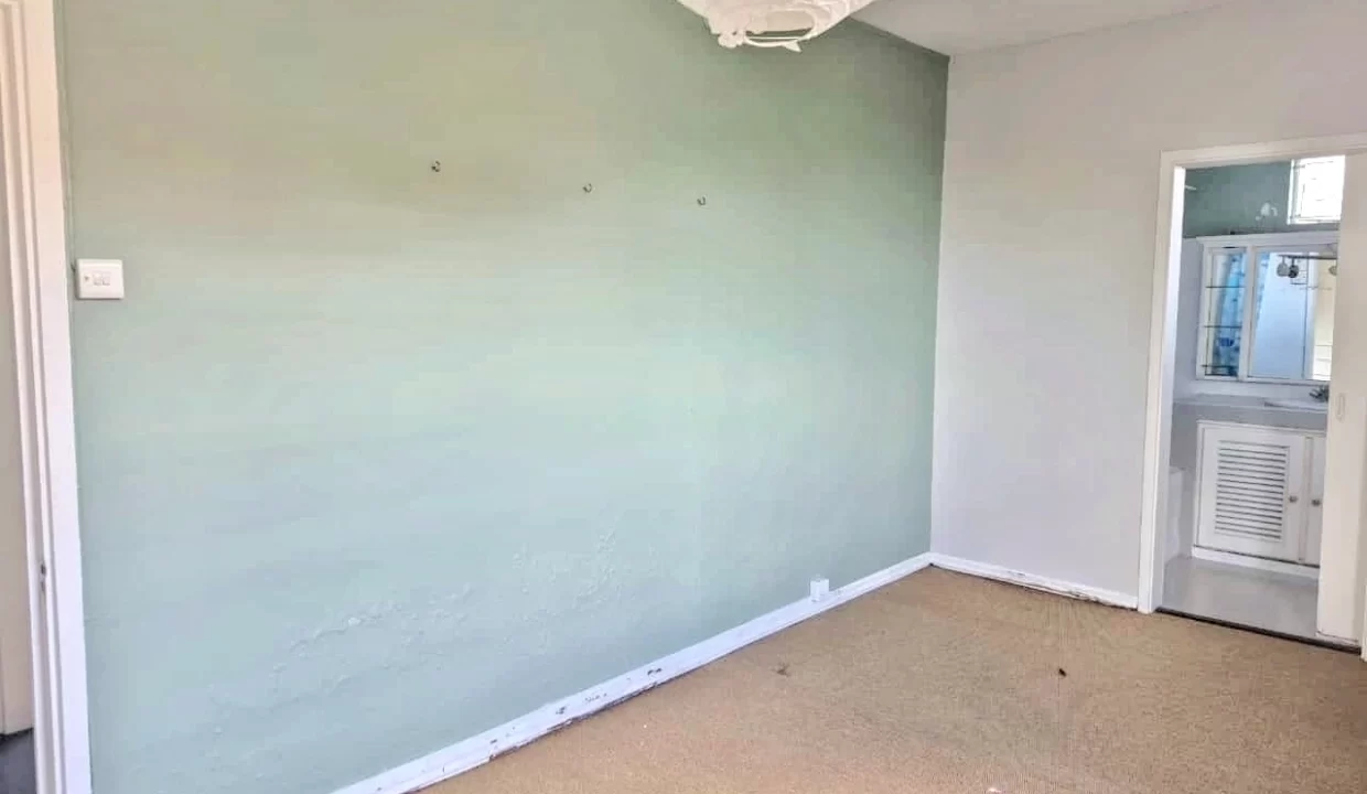 Charming Individual House for Sale in the Heart of Curepipe 11