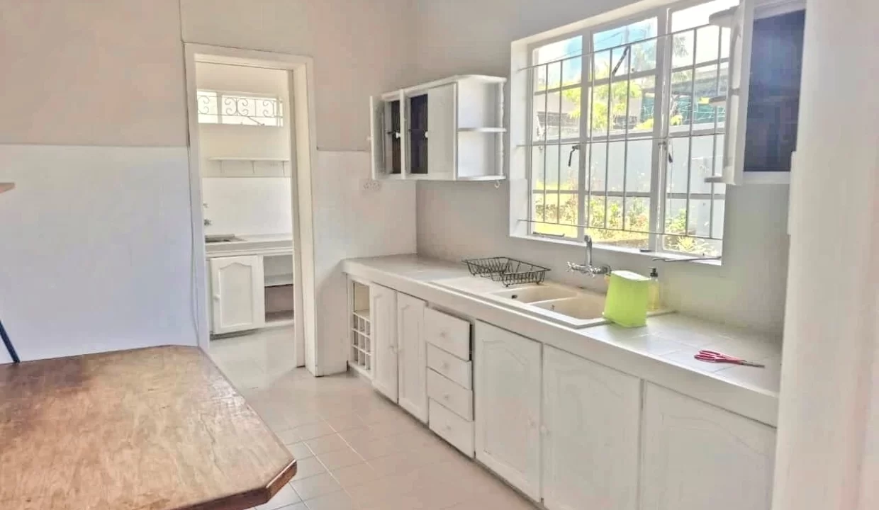 Charming Individual House for Sale in the Heart of Curepipe 13