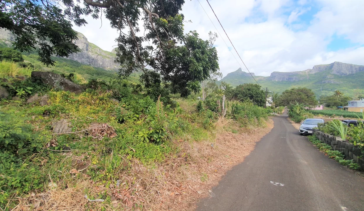 Prime Residential Land for Sale in Vallée des Prêtres, North – Sea & Mountain Views! 3
