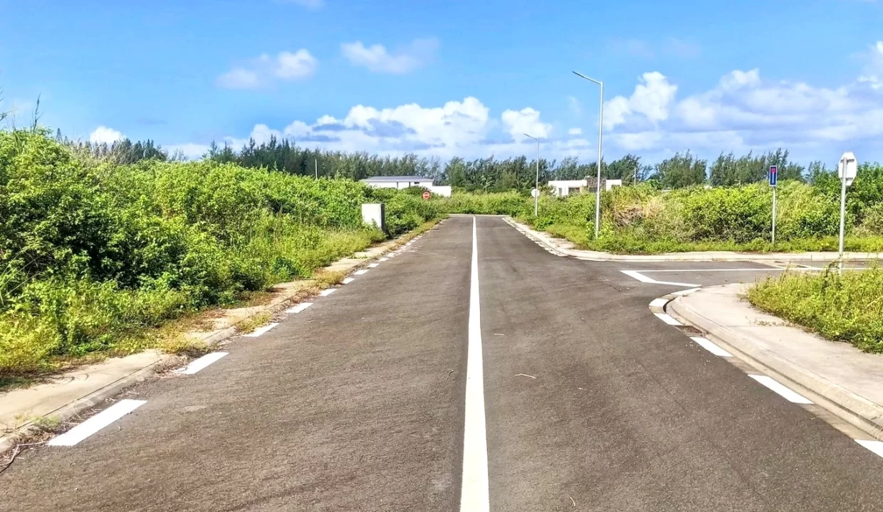 Residential land - Morcellement South Coast For Sale in Souillac. 3