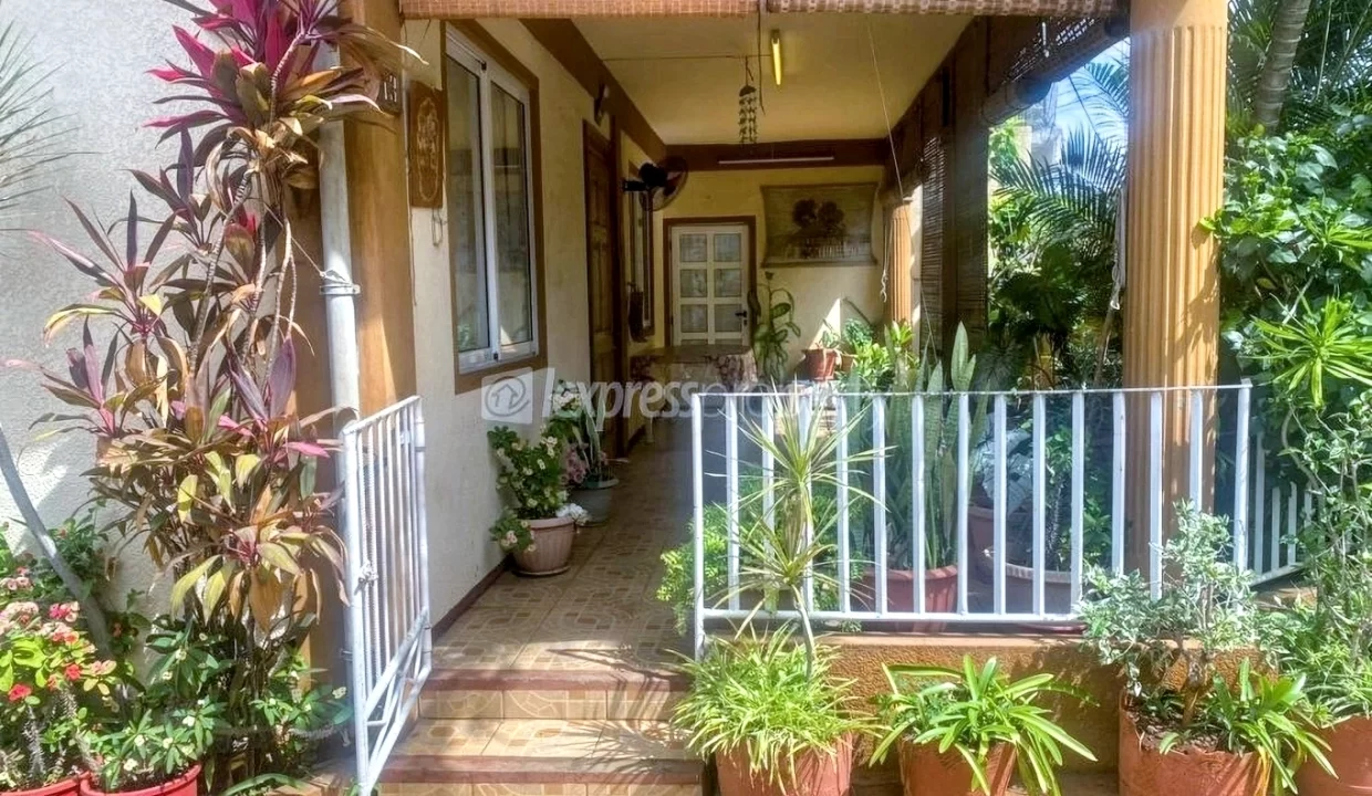 Sale of 3 Lots – House in Co-ownership + Fully Fenced Land in Cassis, Port louis 4