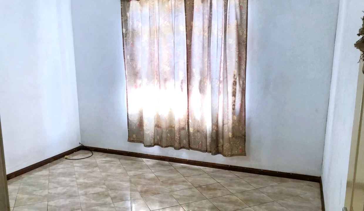 Sale of 3 Lots – House in Co-ownership + Fully Fenced Land in Cassis, Port louis 6