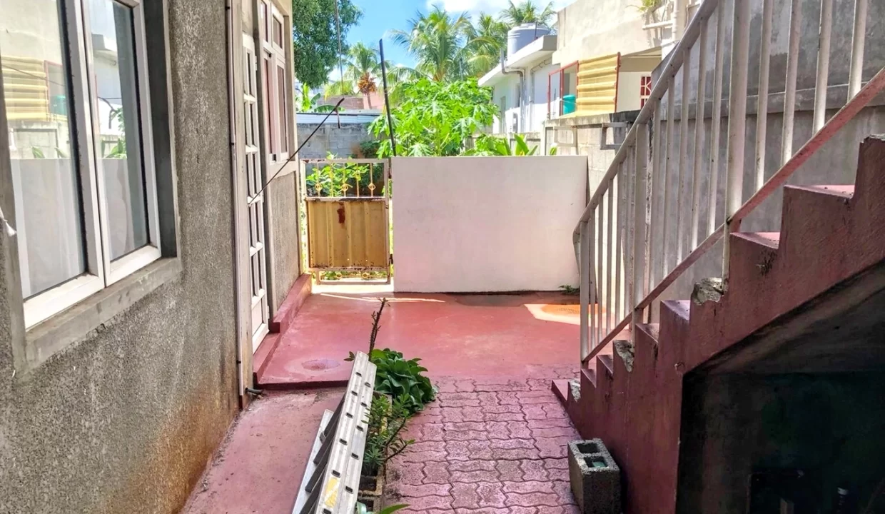 Sale of 3 Lots – House in Co-ownership + Fully Fenced Land in Cassis, Port louis 8
