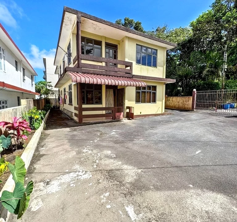 Spacious & Modern 3-Bedroom Apartment for rent in the Heart of Curepipe! 2
