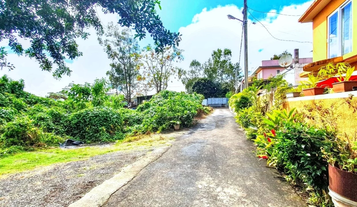 Stunning Residential Land for Sale in La Caverne – Start Your Dream Project Here! 2