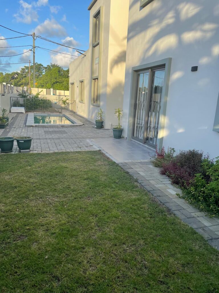 Contemporary Elegance by the Beach – Exquisite 2-Bedroom Duplex Near Mon Choisy Golf Course