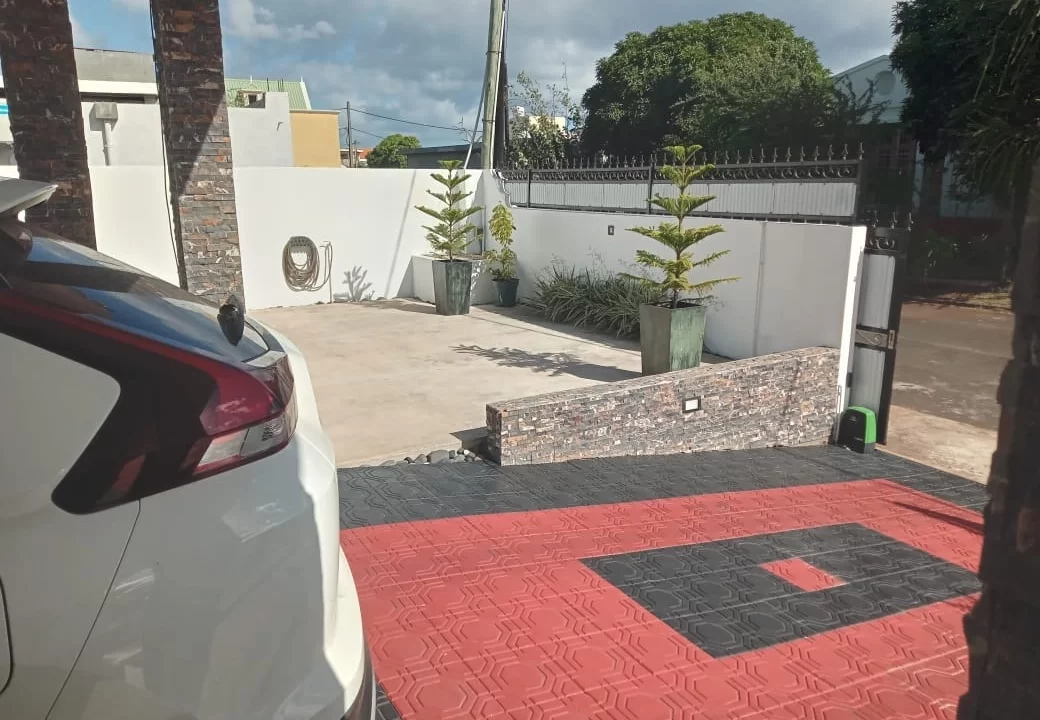 Exquisite Individual House for Rent in Albion 2