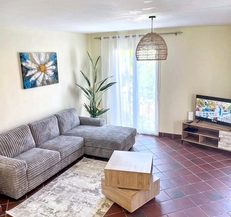 Charming Individual House With a Pool For Rent in Baie Tombeau 3