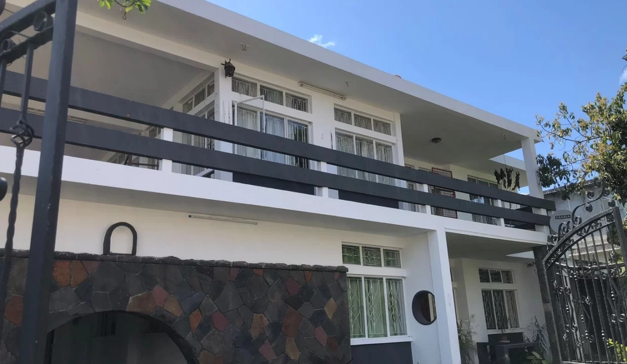 Spacious House (First Floor) For Rent – Central Flacq 11