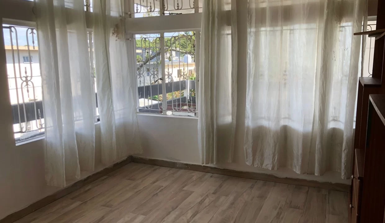 Spacious House (First Floor) For Rent – Central Flacq 12