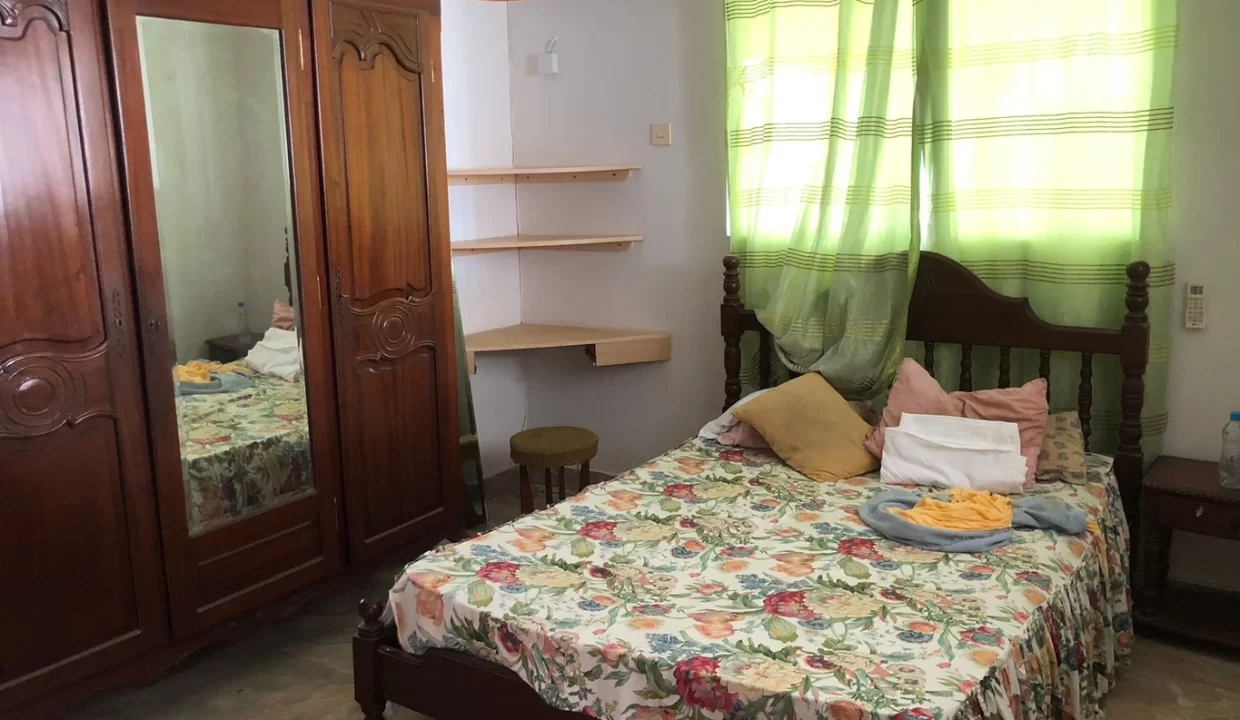 Spacious House (Ground Floor Ideal For Dormitory Or Storage) For Rent – Central Flacq 13