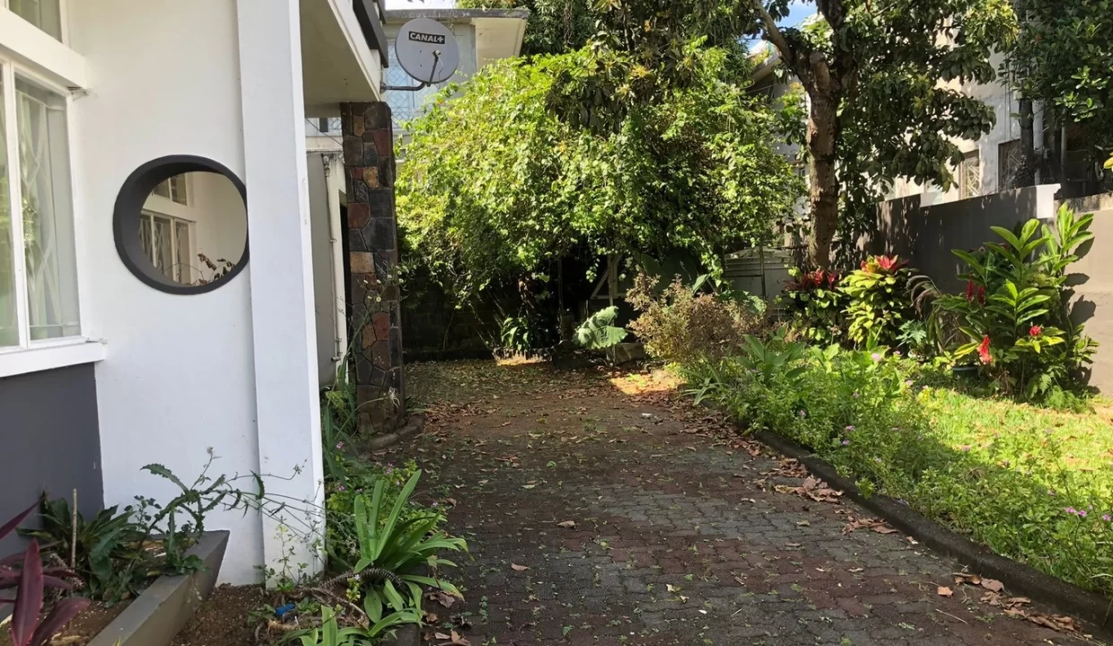 Spacious House (Ground Floor Ideal For Dormitory Or Storage) For Rent – Central Flacq 17