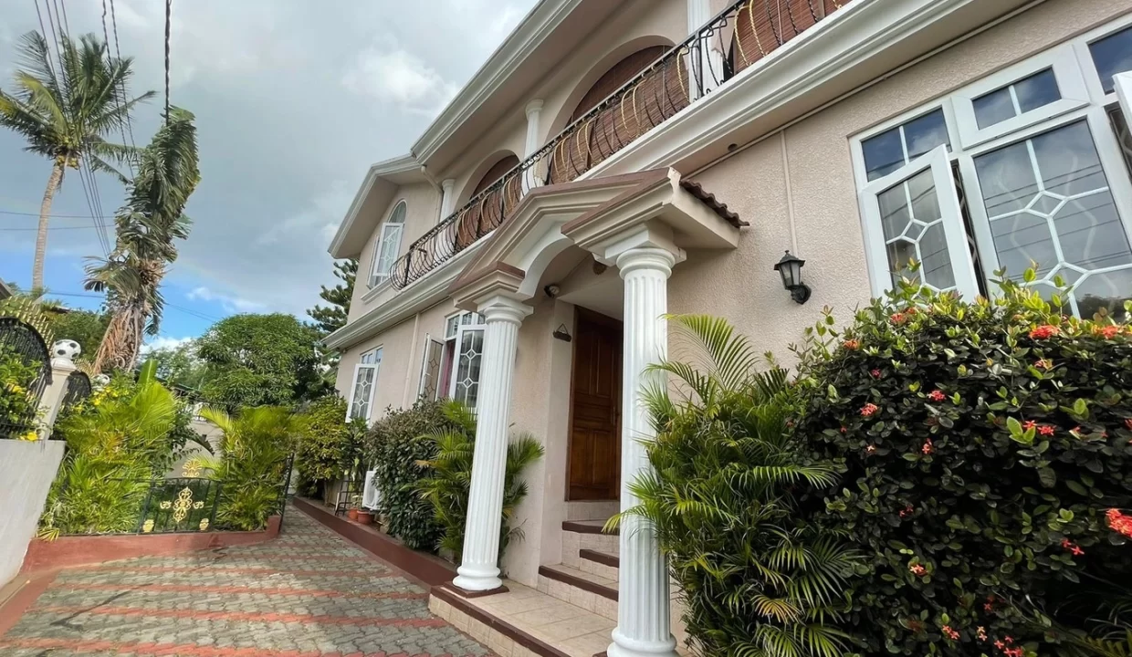 6-bedroom villa for sale – Morcellement Jhuboo, Trou aux Biches 2