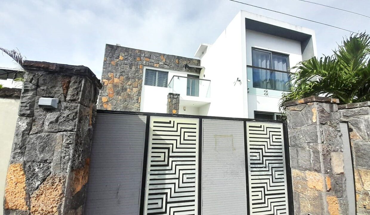 Fully Furnished modern spacious villa with pool for Rent in Trou aux Biches 5