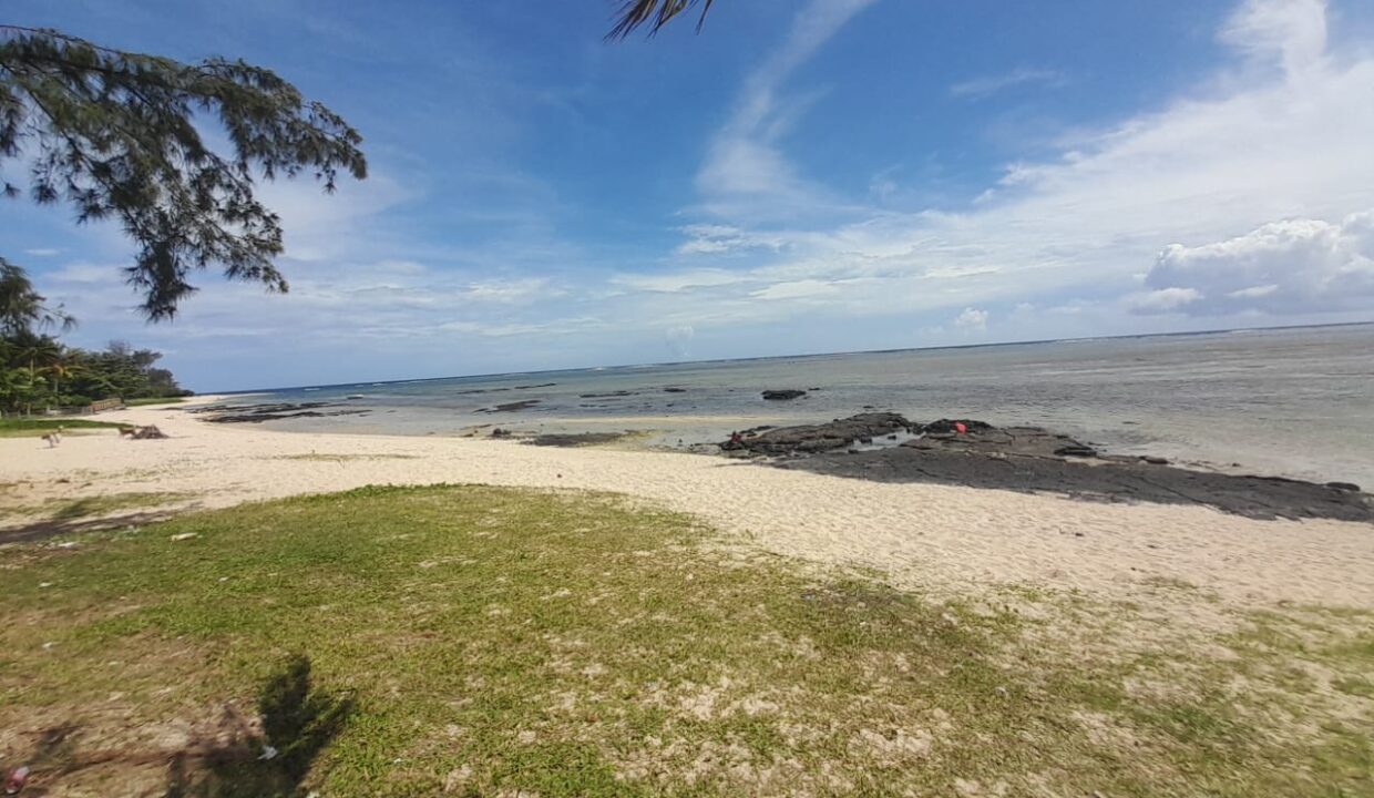 11 perche Beachfront Land With Individual Villa for Sale in Souillac 1