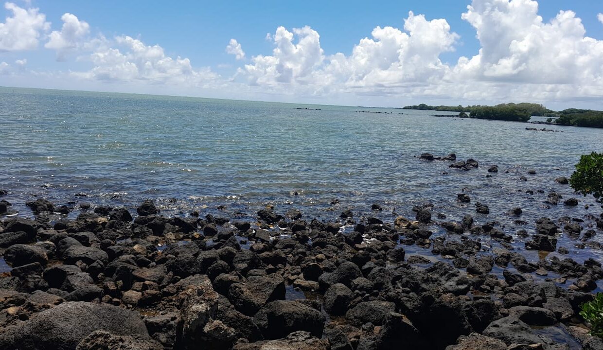 2 arpent beachfront land for sale in Île d’Ambre 1