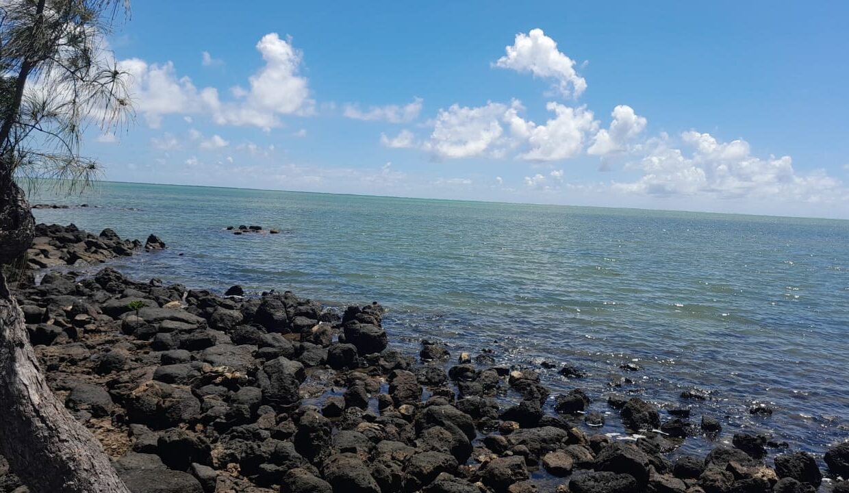 2 arpent beachfront land for sale in Île d’Ambre 2