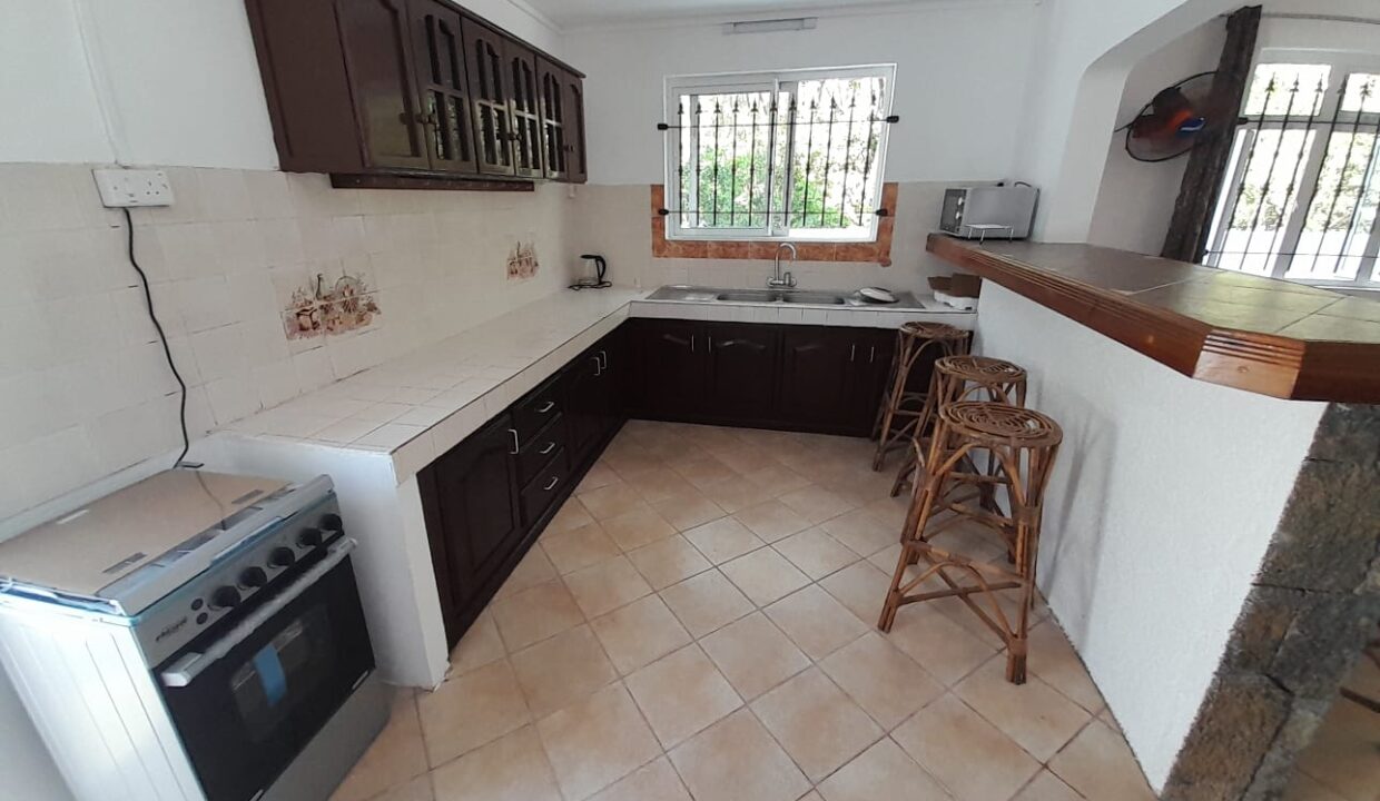 4-bedroom two-storey house for rent in Pereybere (12)