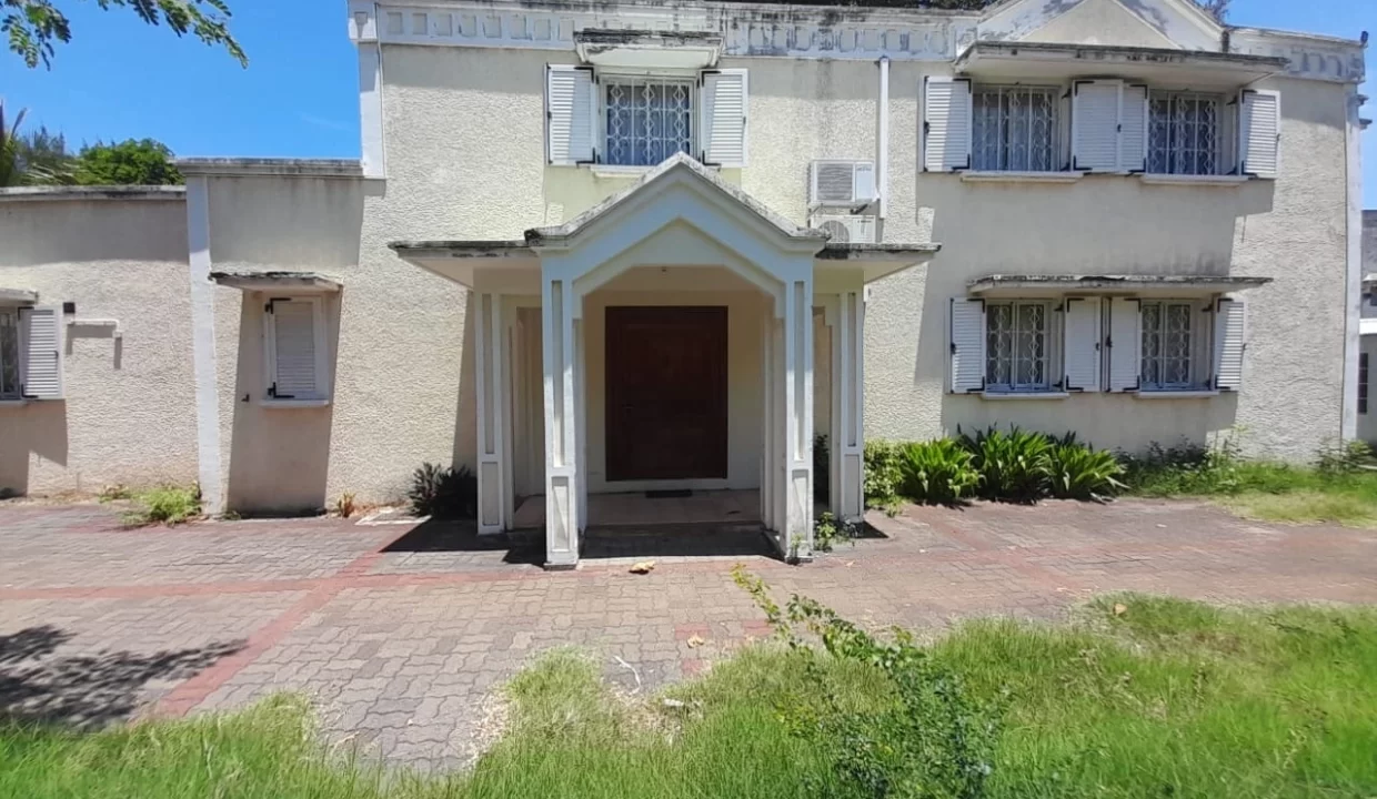 Beachfront Individual Villa for Sale in Pointe aux Sables 3