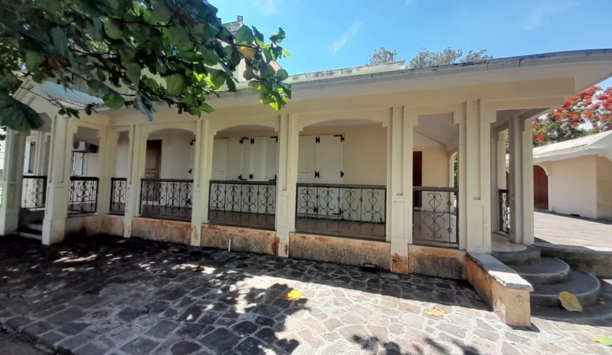 Beachfront Individual Villa for Sale in Pointe aux Sables 4