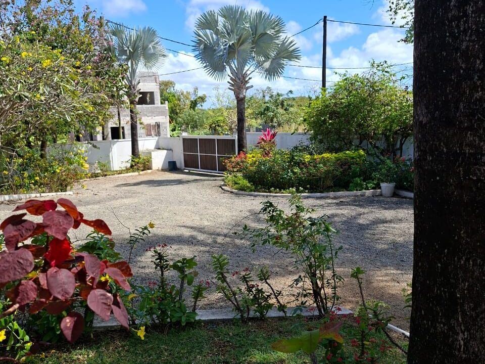 Spacious Villa with land for sale in calodyne 11