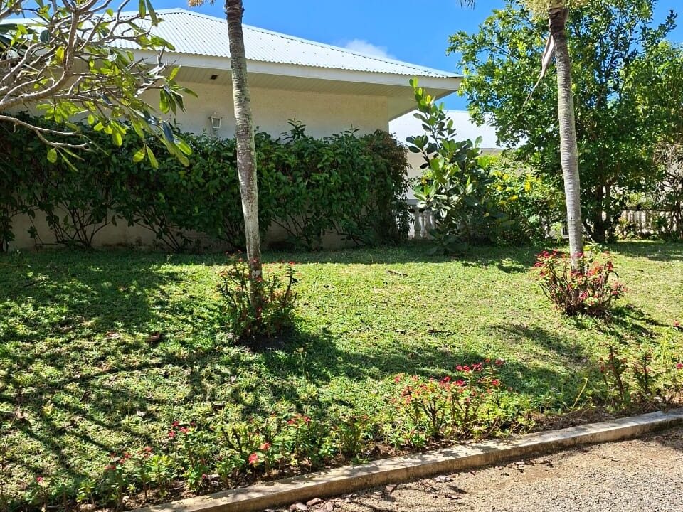 Spacious Villa with land for sale in calodyne 12