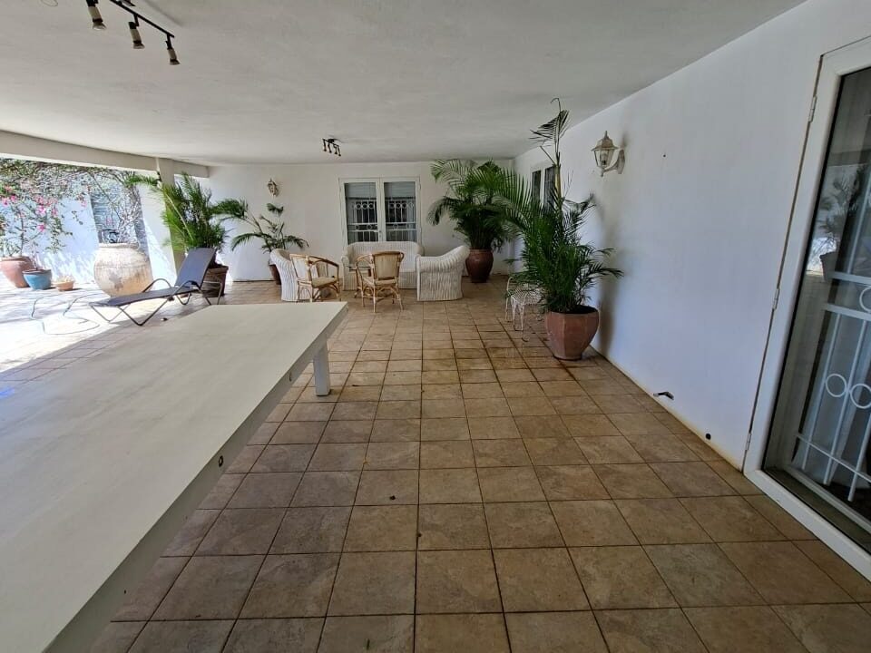 Spacious Villa with land for sale in calodyne 15