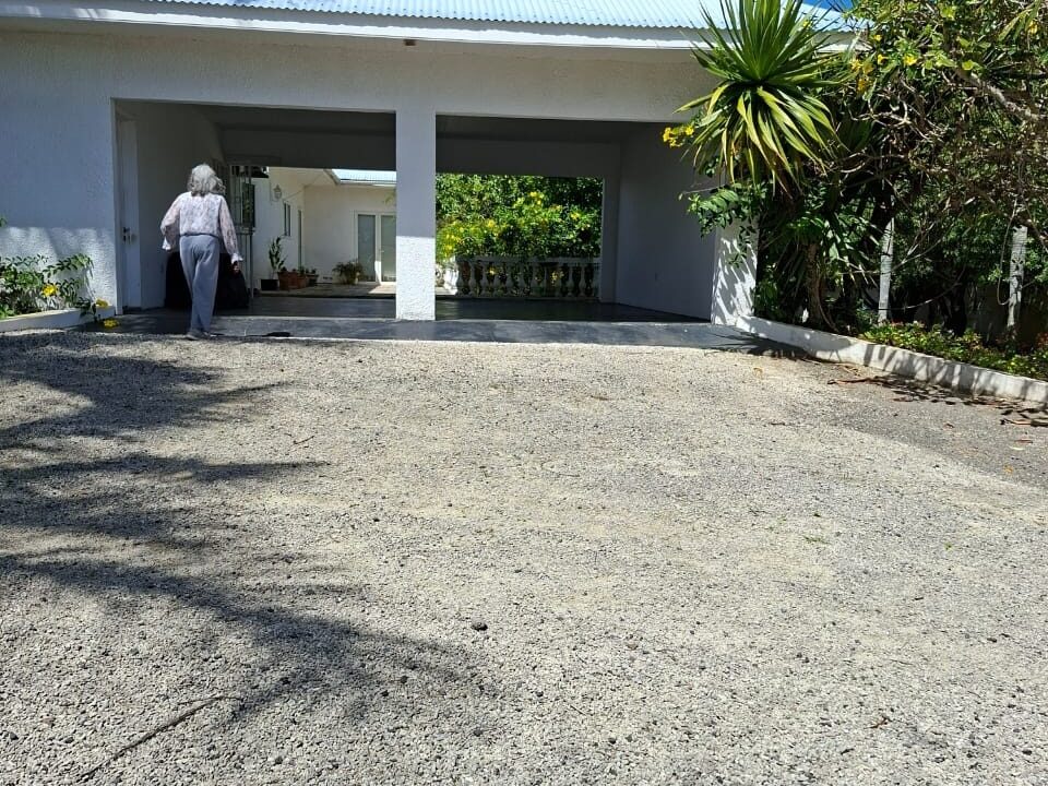 Spacious Villa with land for sale in calodyne 5