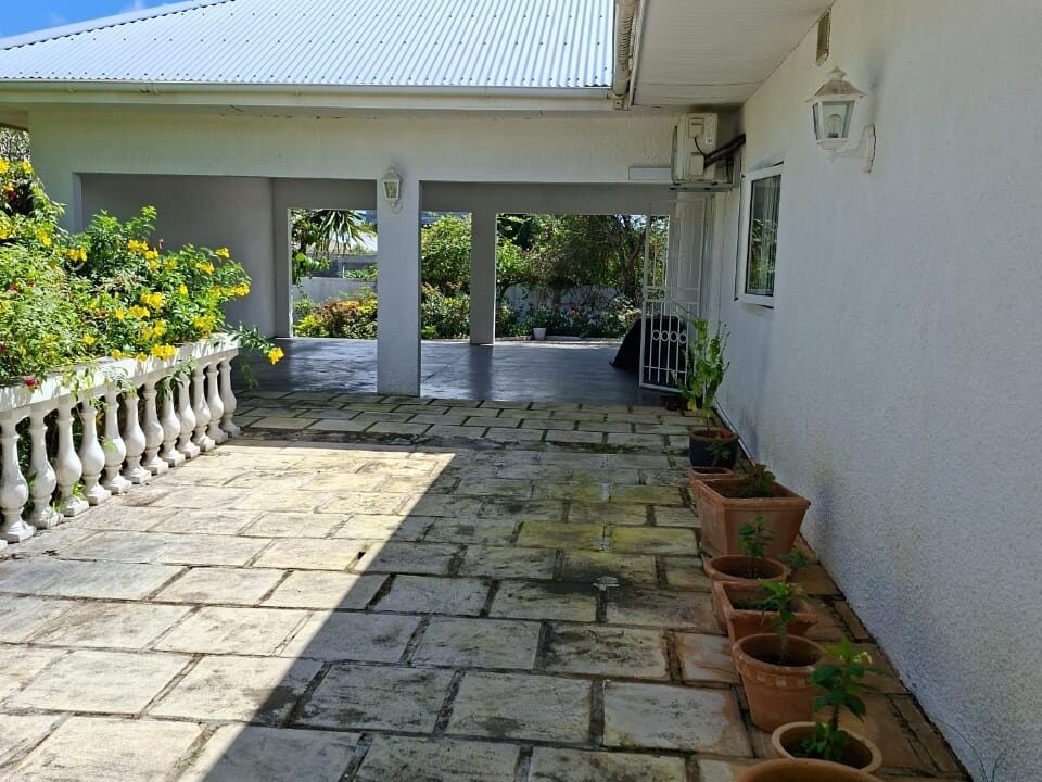 Spacious Villa with land for sale in calodyne 7