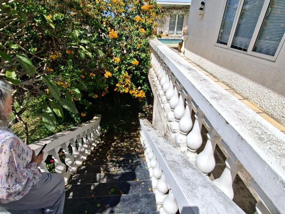 Spacious Villa with land for sale in calodyne 8