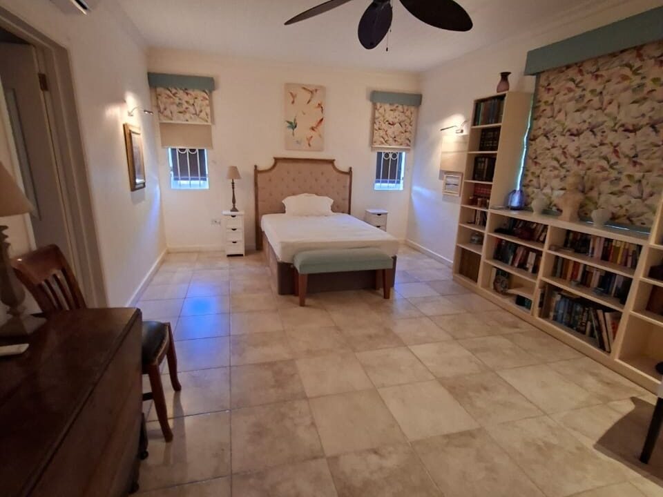 Spacious Villa with land for sale in calodyne 9