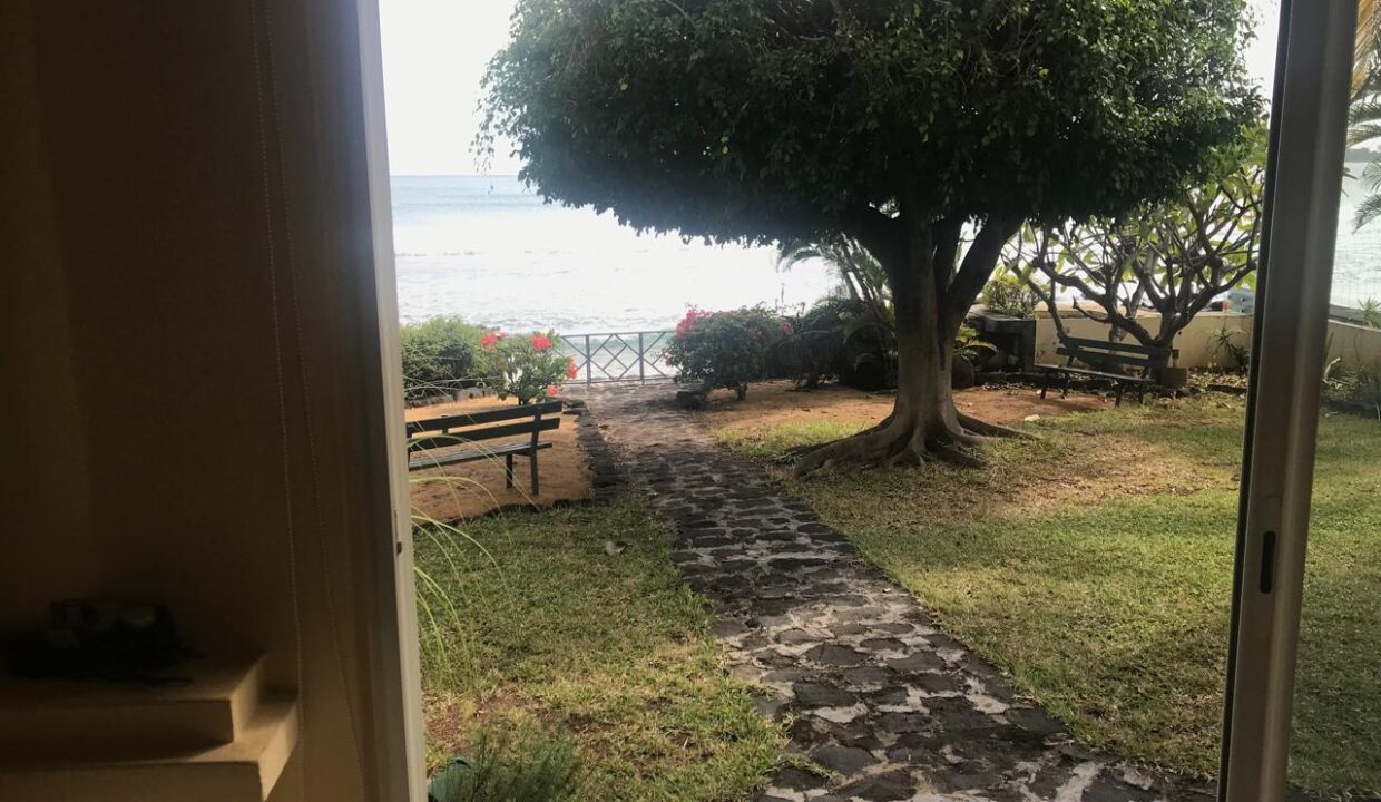 Stunning Beachfront Villa for Sale – Tamarin 1