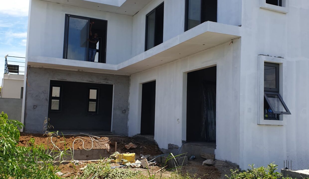 4 Bedroom New Villa With Pool Near Calodyne Beach 2