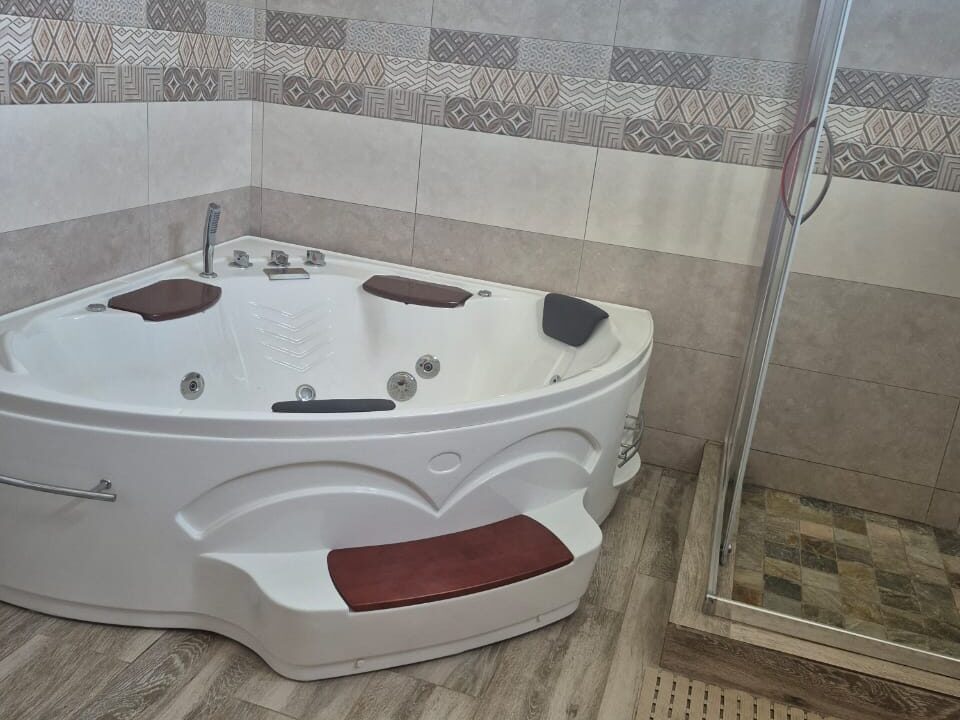 5 bedroom furnished house with large yard for rent Pereybere (10)