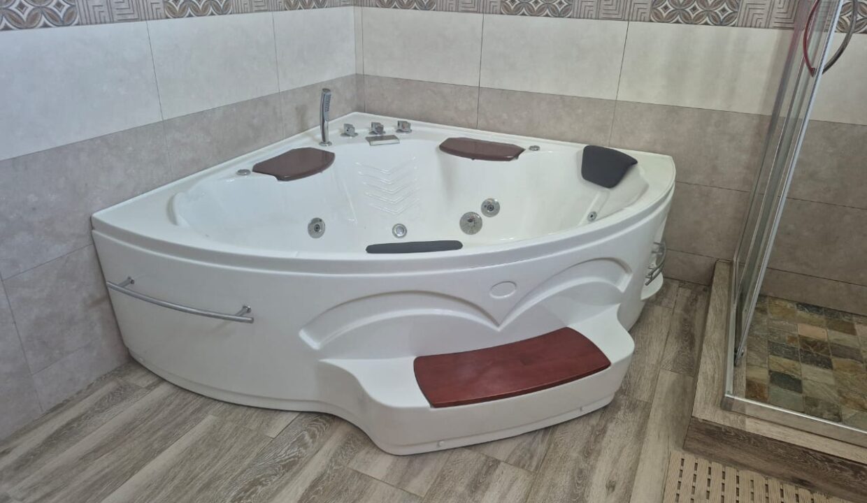 5 bedroom furnished house with large yard for rent Pereybere (11)