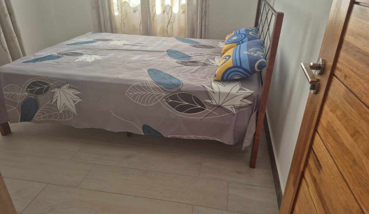 5 bedroom furnished house with large yard for rent Pereybere (12)