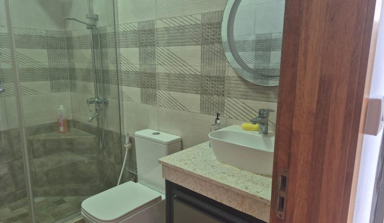 5 bedroom furnished house with large yard for rent Pereybere (15)