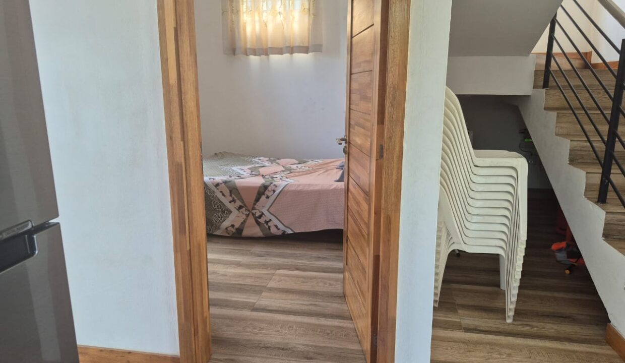 5 bedroom furnished house with large yard for rent Pereybere (16)