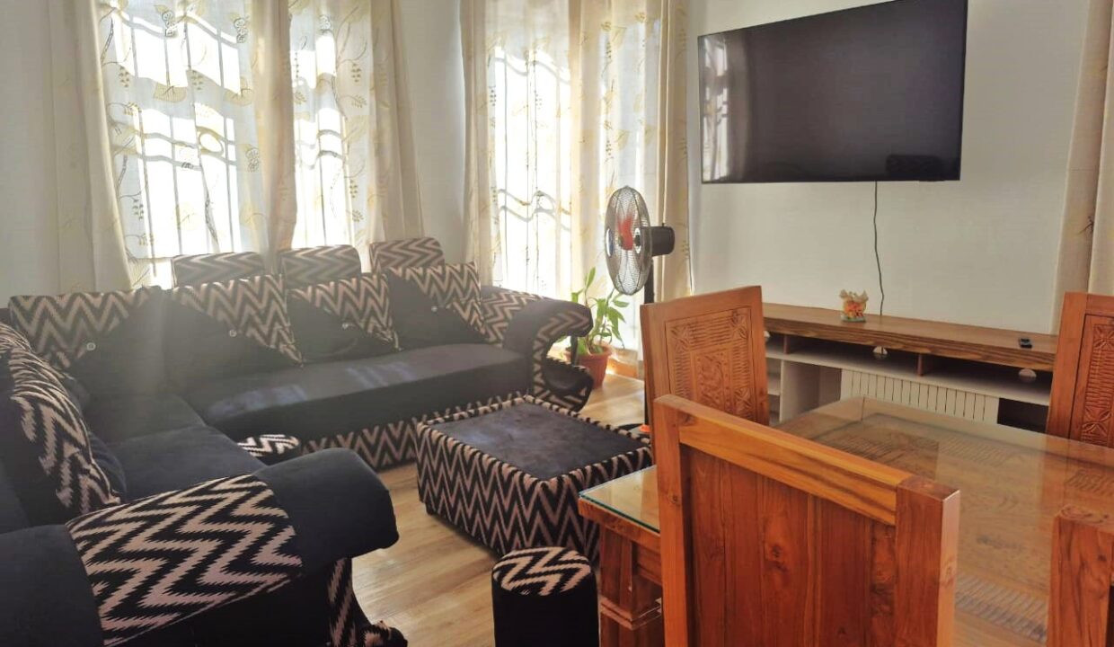 5 bedroom furnished house with large yard for rent Pereybere (17)