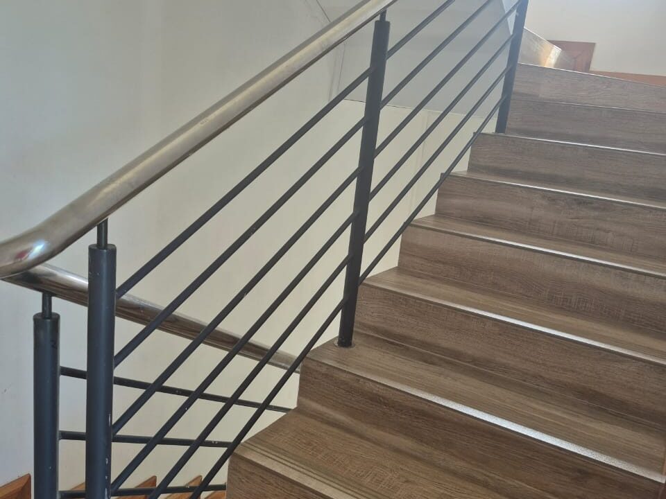 5 bedroom furnished house with large yard for rent Pereybere (19)